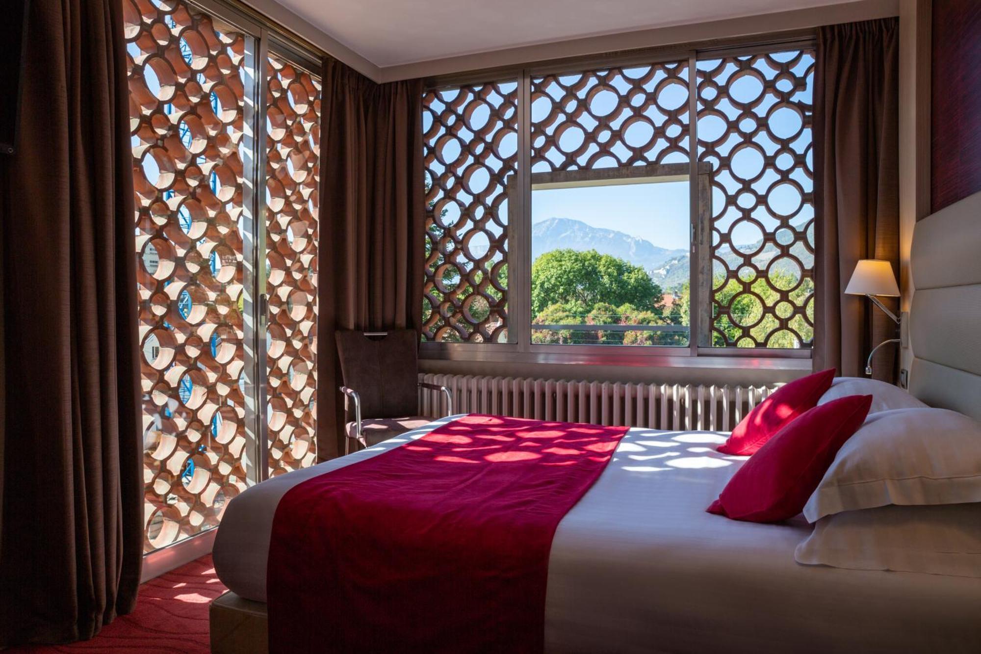 Hotel Les Trois Roses, Meylan Grenoble Exterior photo