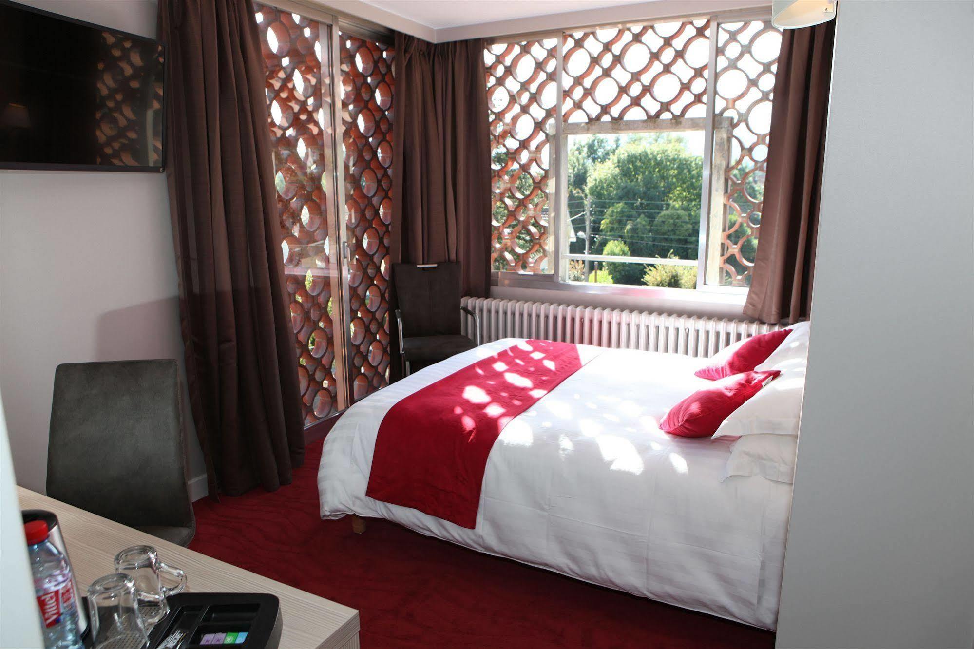 Hotel Les Trois Roses, Meylan Grenoble Exterior photo