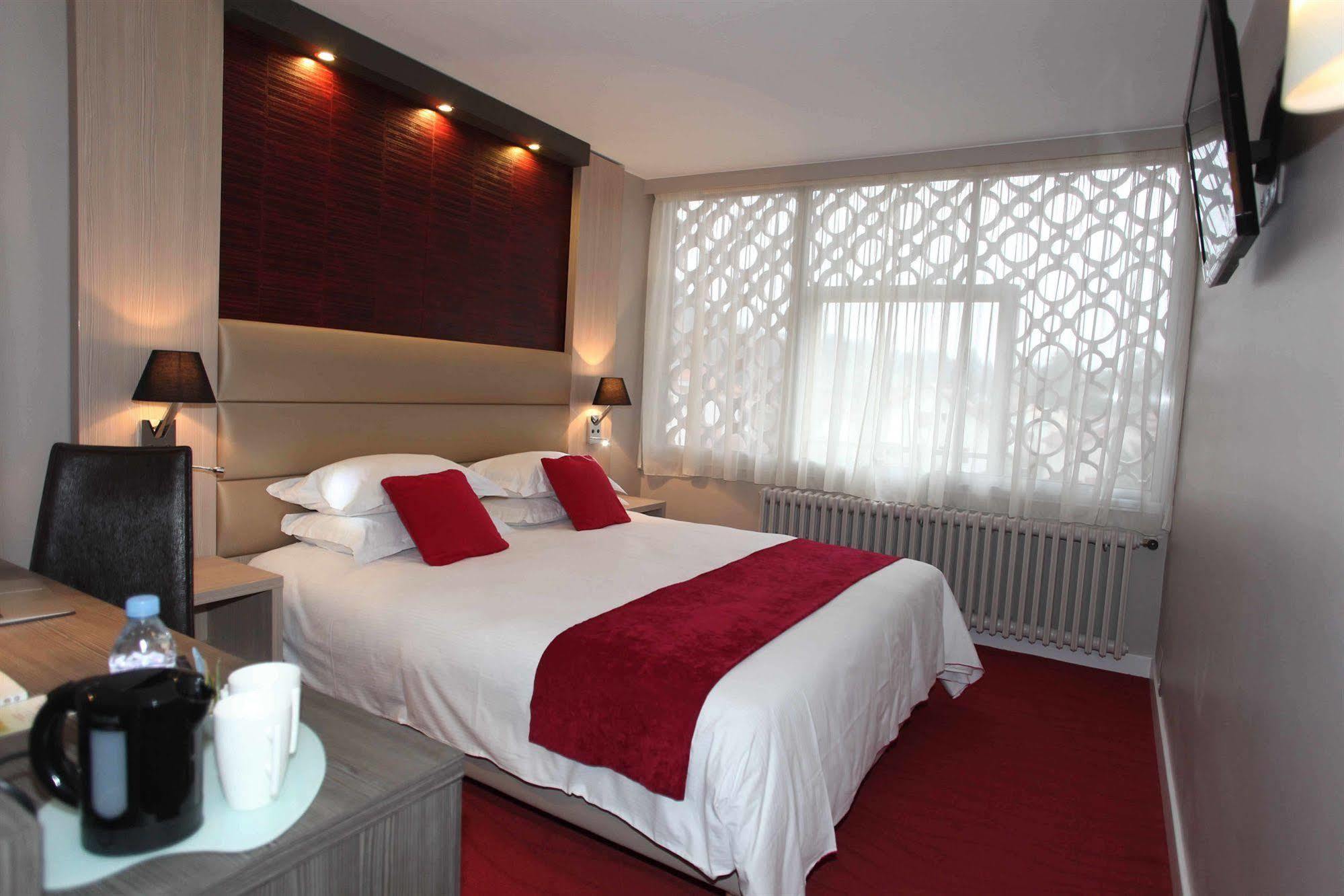 Hotel Les Trois Roses, Meylan Grenoble Exterior photo